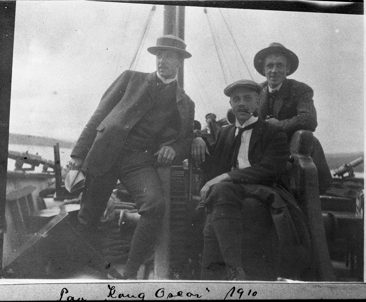 Tre ukjente mannspersoner på Mjøsbåten Kong Oscar 1910. Ingen annen informasjon enn det som er skrevet med håndskrift under bildet foreligger.