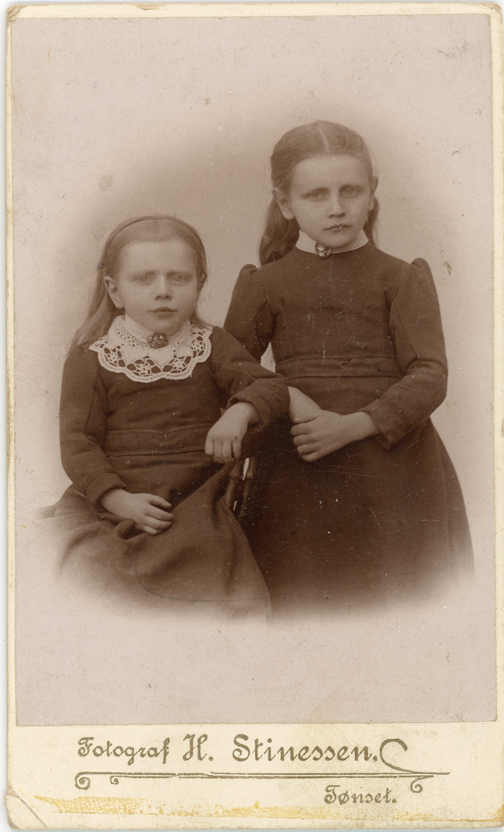 Portrett av to unge jenter