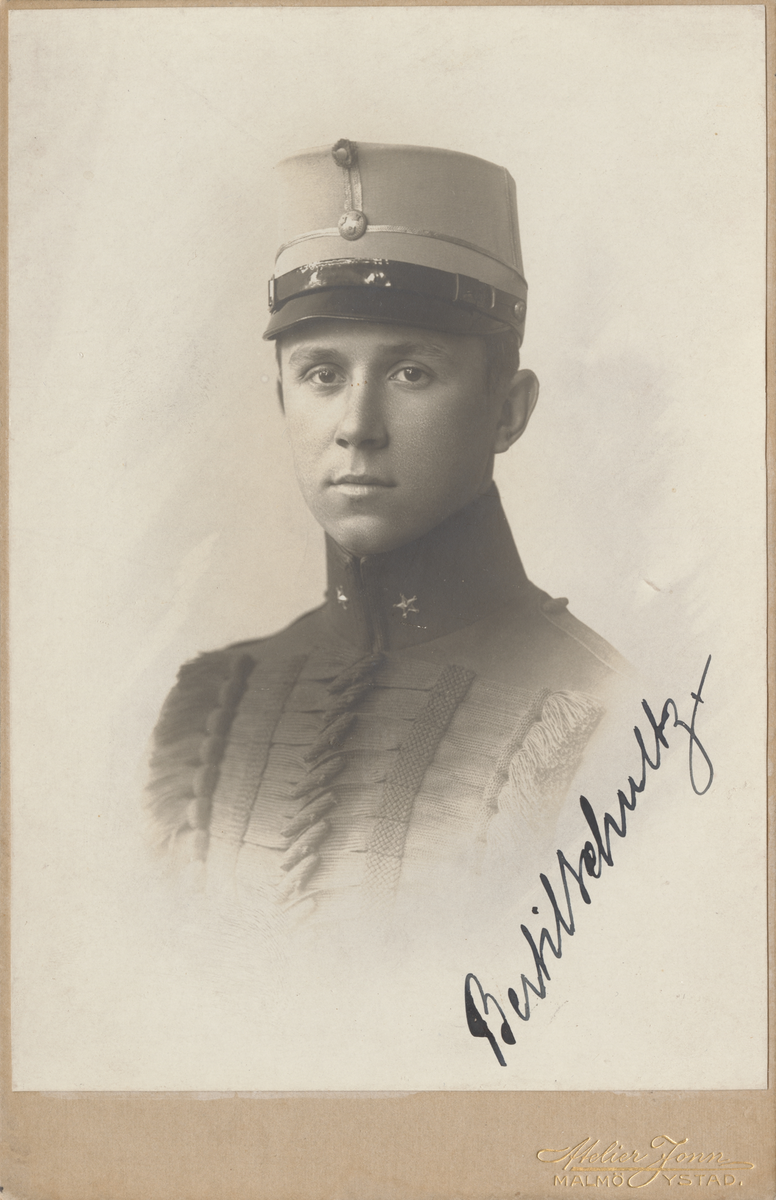 Porträtt av Bertil Schultz, underlöjtnant vid Skånska dragonregementet.