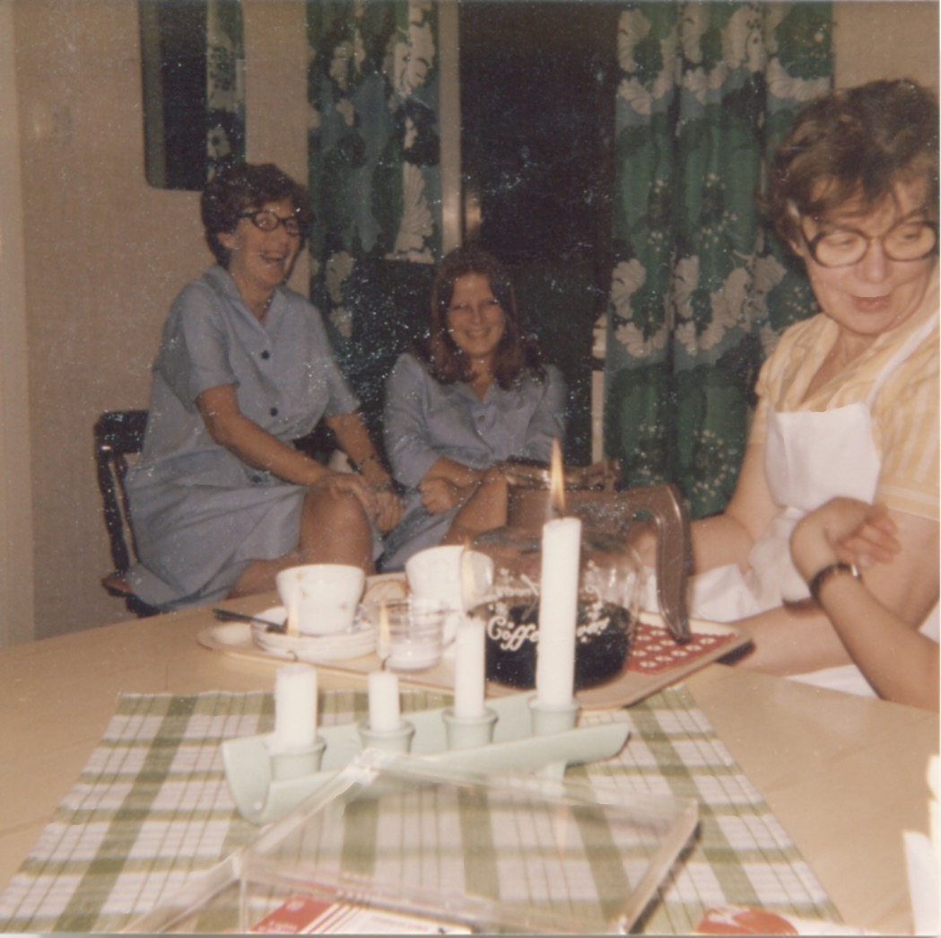 Fikastund för personalen, Brattåshemmets personalrum 1970 - 80-tal. Namnuppgifter saknas. På bordet står kaffekoppar, ett askfat och en ljusstake (4:e advent?) där det fjärde ljuset brinner.