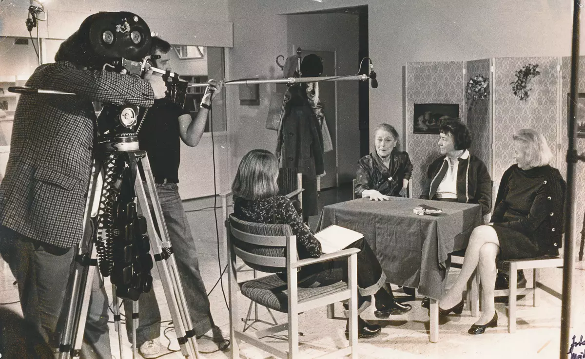Teveprogrammet Sveriges magasin filmar i Fisksätra bibliotek. Agneta Ginsburg intervjuar. Foto 1976. Fisksätra lokalhistoriska arkiv. 