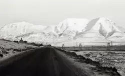 Longyearbyen, 1974. Hiorthfjellet og Adventfjorden i bakgrun
