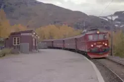 Elektrisk lokomotiv El 11 2092 med persontog til Flåm på Vat