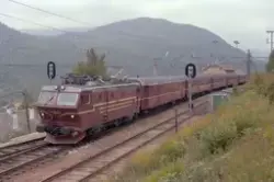 Elektrisk lokomotiv El 16 2210 med dagtoget fra Bergen til O