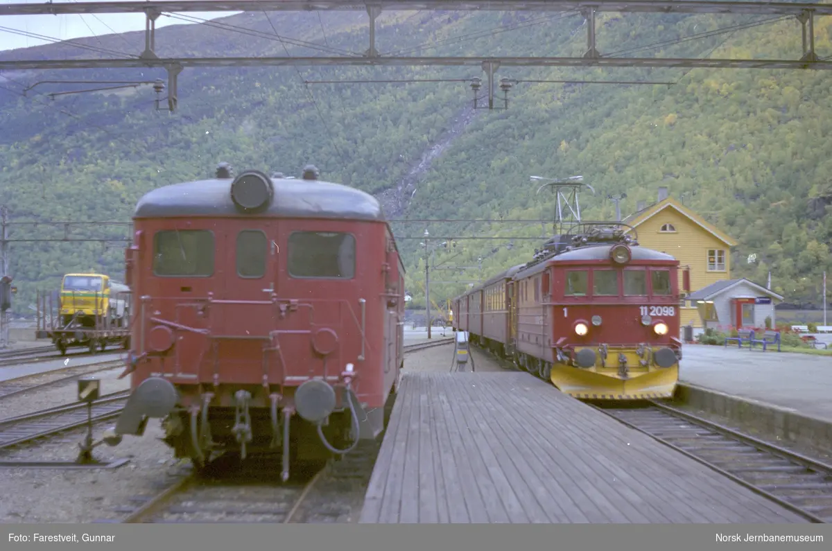 Elektrisk lokomotiv El 11 2098 med persontog til Myrdal på Flåm stasjon
