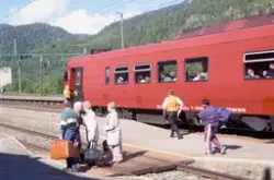 Dieselmotorvogn litra BM 92 01 med tog fra Oslo S til Trondh