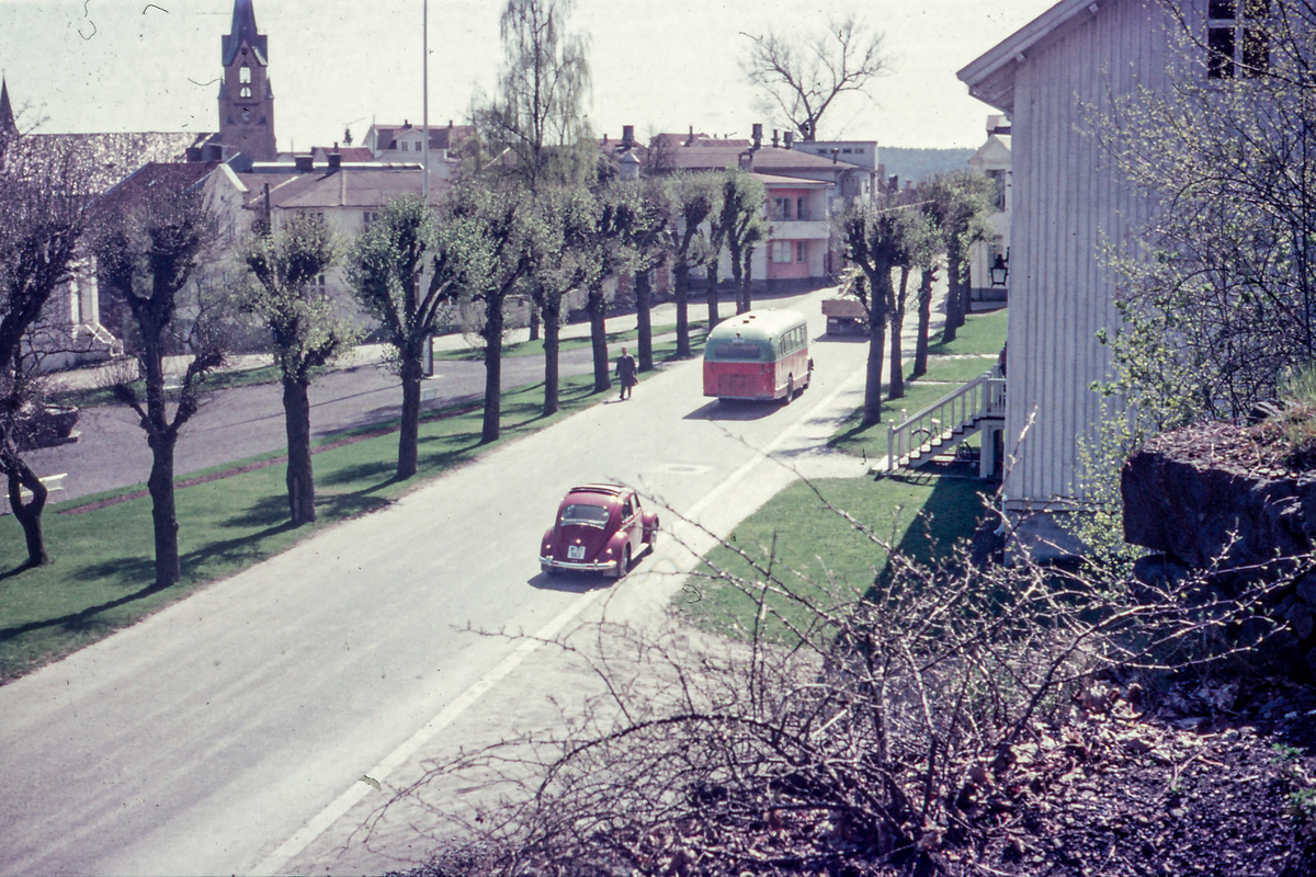 Veien forbi Biørnsborg og bebyggelsen i Parken. Bil, buss og lastebil på veien . 1970 åra