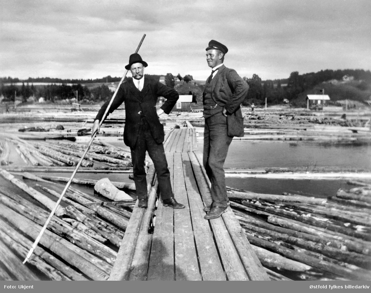 Nes lense i Skiptvet i 1920-åra. Johannes Skjørten, lensebestyrer Nes lense,, ant. til høyre.