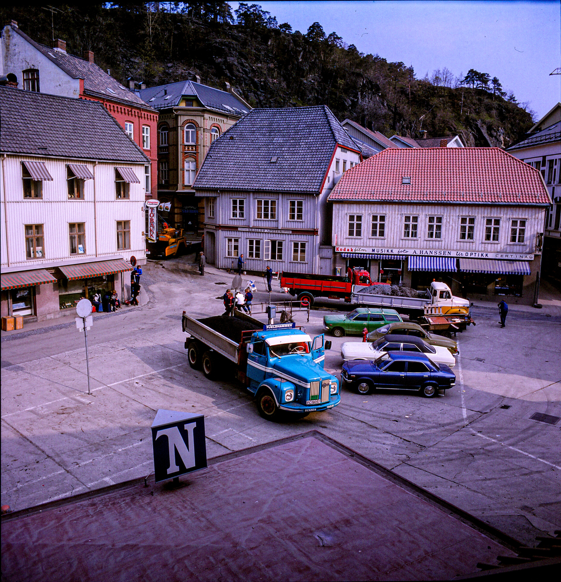 Torvet asfalteres i 1978. Butikken til Kragerø Apotek og A. Hansen.
