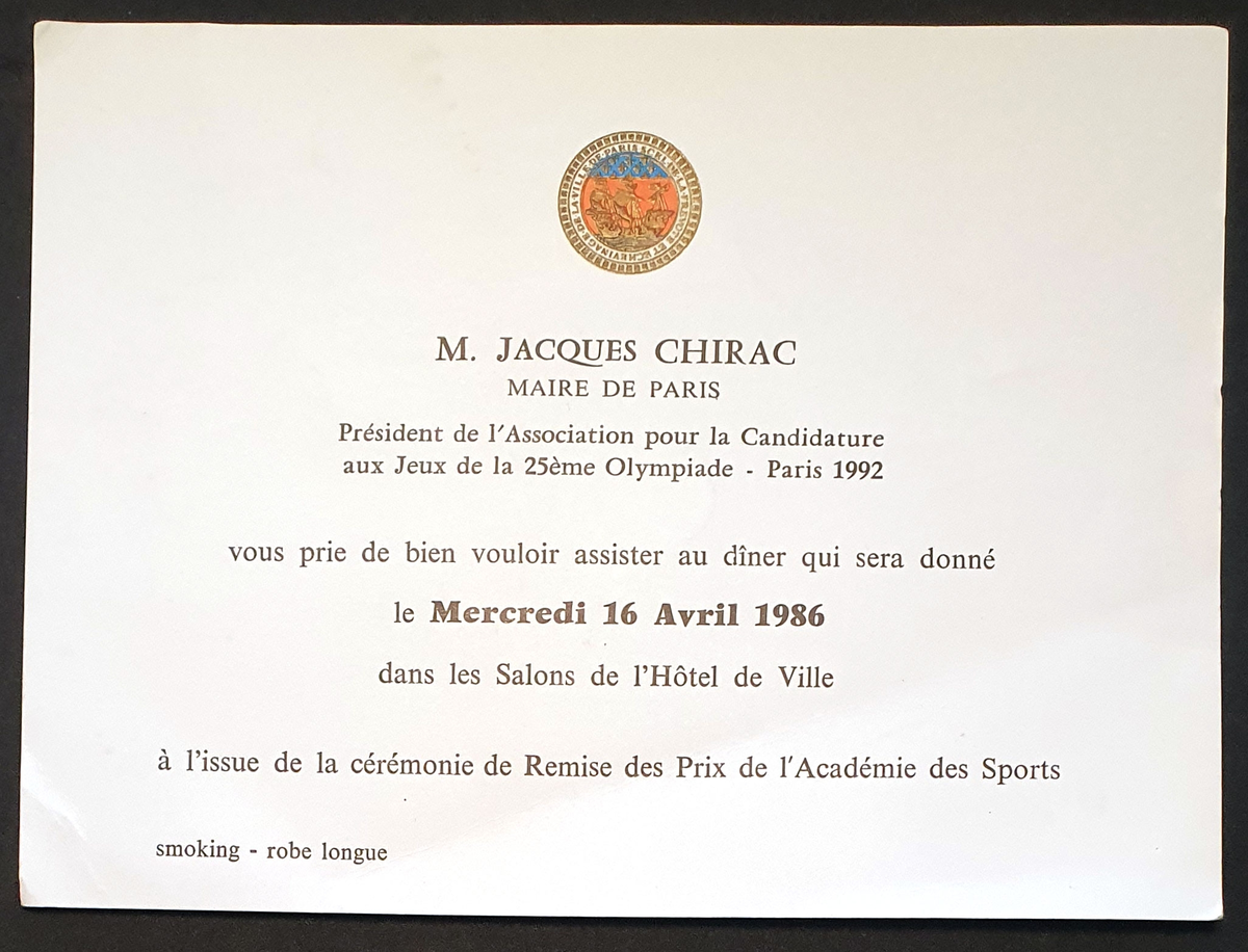 Invitasjon til middag arrangert av Frankrikes president Jaques Chirac i fbm Paris kandidatur til sommer-OL i 1992. Sammen med invitasjonen ligger et følgebrev fra Chirac og et fra den franske politikeren Michel Giraud.