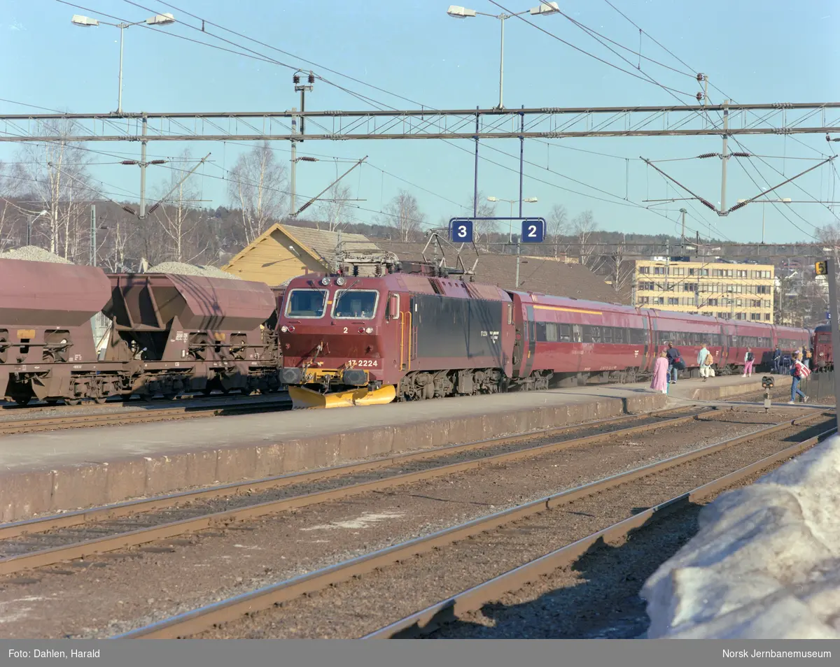 Elektrisk lokomotiv El 17 2224 med tog retning Kristiansand på Kongsberg stasjon