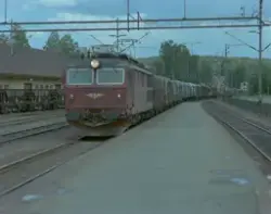 Elektrisk lokomotiv El 14 2200 med godstog retning Kristians