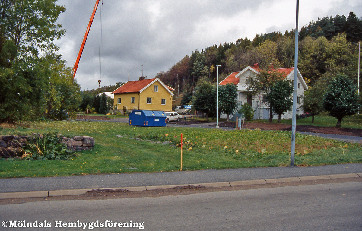 Toltorp i Mölndal, år 1991. Innan servicehuset Fallströmmen byggdes. Huset till höger är mangårdsbyggnaden till Sörgården 1.