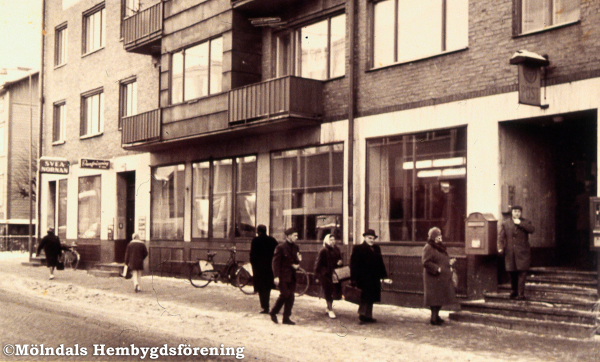 Frölundagatan 2 i Mölndalsbro, Mölndal, på 1940-talet. I byggnaden låg Mölndals fjärde postkontor, från september 1938 till december 1963. AF 14:39.