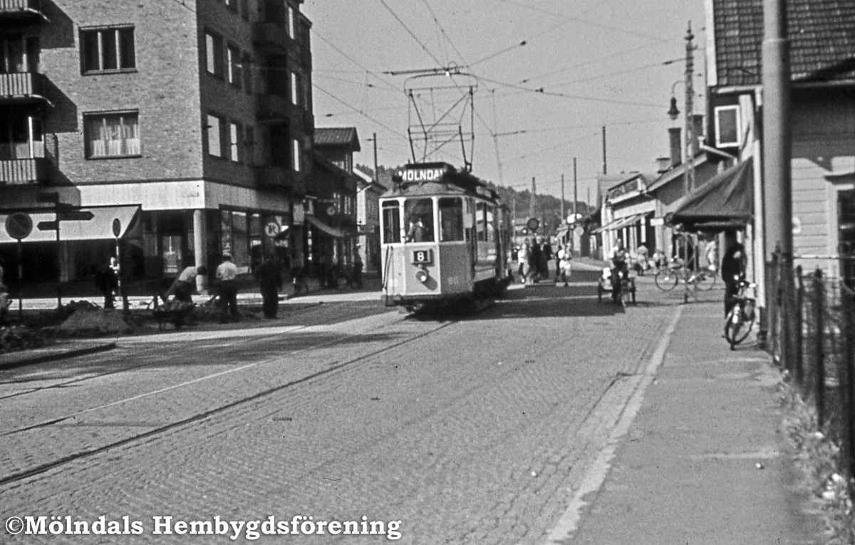 Göteborgsvägen i Mölndalsbro, Mölndal. Okänt årtal, men efter att Frändbergska fastigheten uppförts. Huset byggdes 1937-1938. Mölndalsvagnen har vid denna tid nr 8.