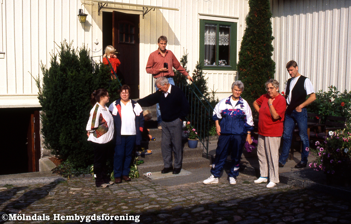 Sandbäck i Mölndal, september 1998. Vandring Rävekärr-Sandbäck. Överst på trappan Lennart Börjesson. Till höger Ingrid och Leif Börjesson.