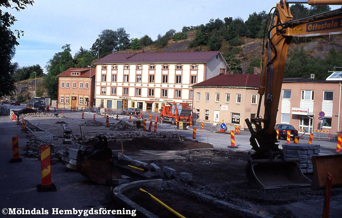 Vägarbete vid Gamla torget i Mölndal i augusti 2001. I bakgrunden ses byggnaderna Kvarnbygatan 41, 43 och 45. Kv 41:8.