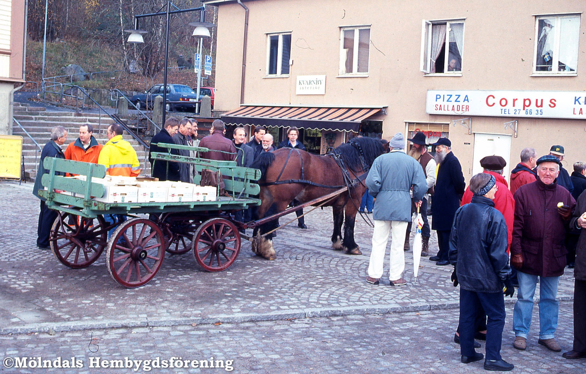 Gamla torget i Mölndals Kvarnby återinvigs den 22 november 2001. Kommunen bjöd på äpplen från häst och vagn. Till höger fasaden till huset Gamla Torget 45.