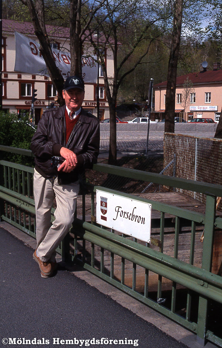 Dennis Funke fotograferad på Forsebron i Mölndals Kvarnby under Kvarnbydagen den 28 april 2002. I bakgrunden skymtas bebyggelse på Gamla Torget.