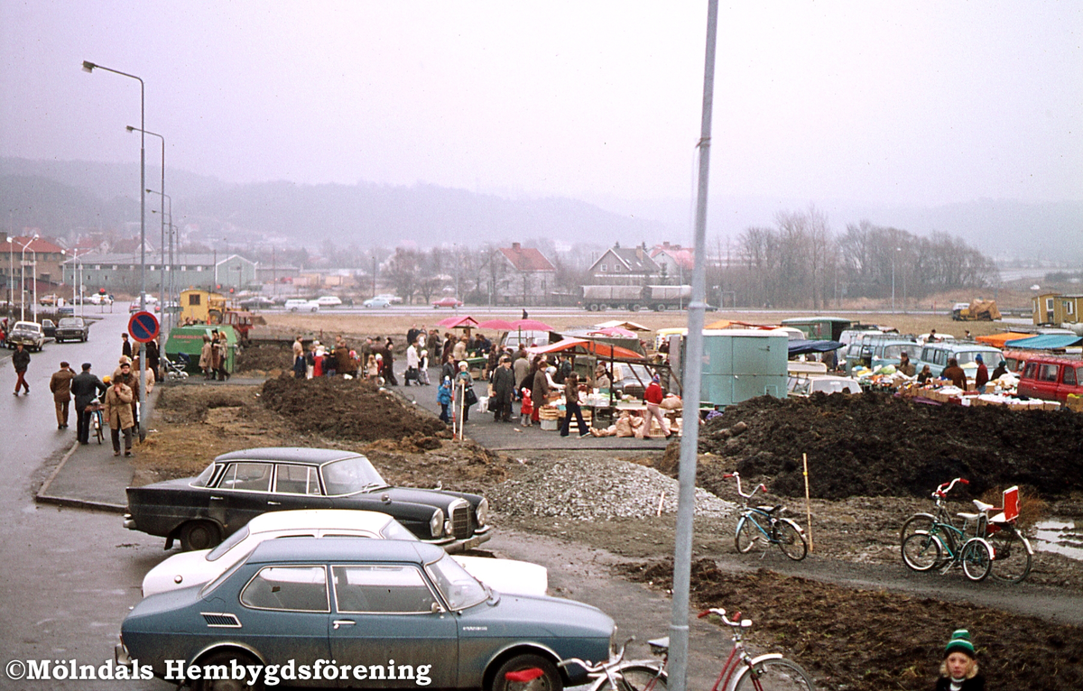 Torghandel vid Uddängen i Mölndal, år 1974. Uddängen var torg mellan den 25 januari 1974 - 3 november 1984. K 3:7.