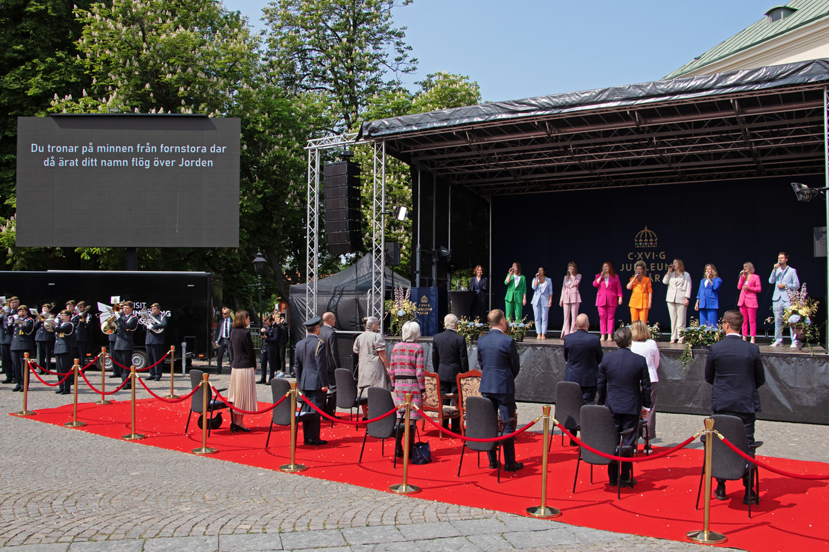 Den 25 maj besöker kungaparet Linköping. Detta för att fira H.M. Konungens 50 år på tronen och att det har gått 500 år sedan Gustav Vasa valdes till kung. På borggården ägde ett publikt jubileumsprogram rum med framträdanden. Här sjunger publiken nationalsången tillsammans med kören Joyvoice.