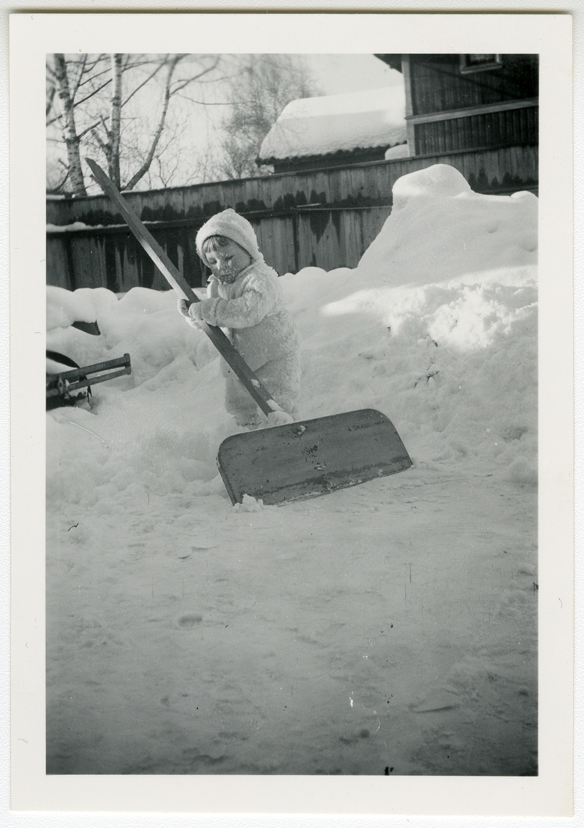 Foto av forfatter Tor Åge Bringsværd i hagen av sitt barndomshjem i Skien, ca. 1941