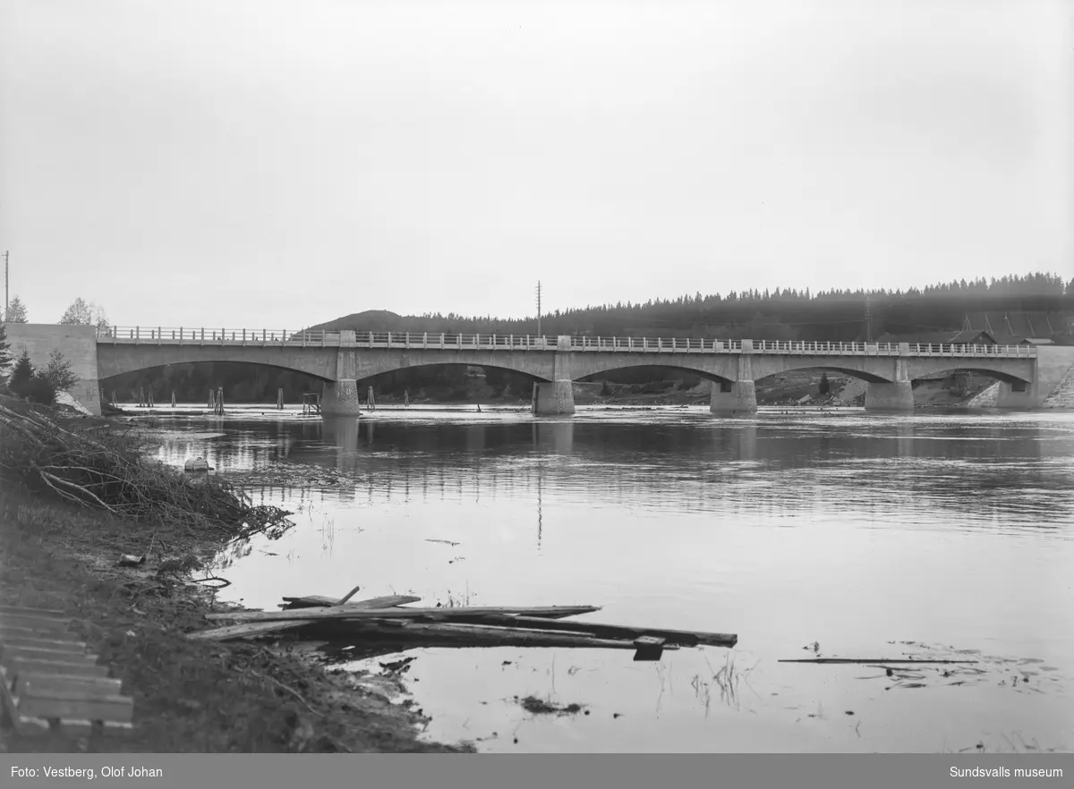 Vy västerut över Ljungan mot den nybyggda betongbron i Njurundabommen. Rester av den gamla rivna träbron syns uppströms.