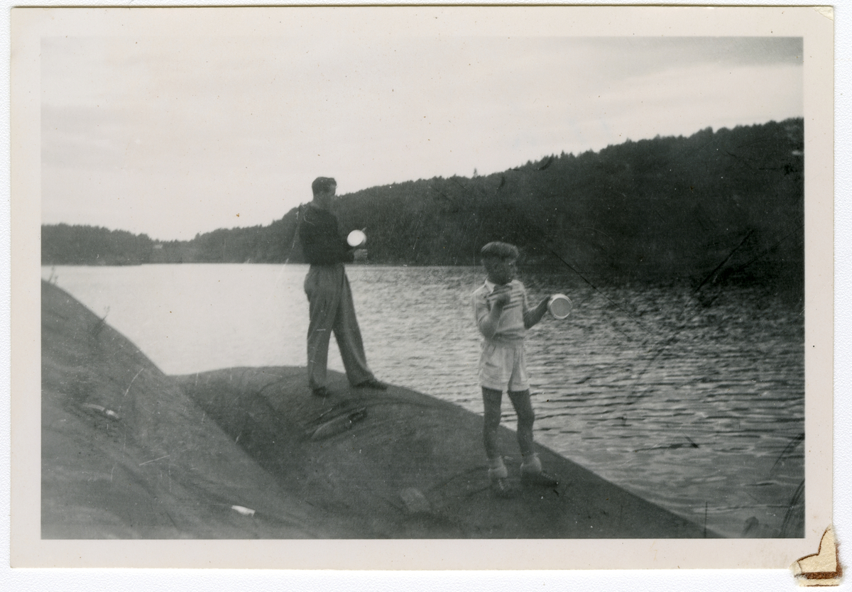 Foto av forfatter Tor Åge Bringsværd på fisketur med sin far i Åbyfjorden i 1950