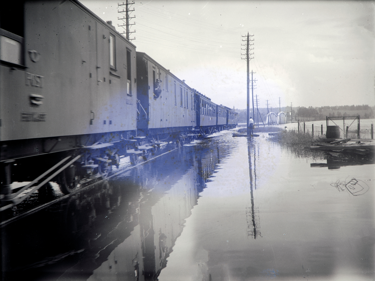 Hamar, Åkersvika, Mjøsflommen 1927, jernbanevogner mot jernbanebrua, postvogn, konduktørvogn, passasjervogn, 14. juli vannstand 8,24 meter,