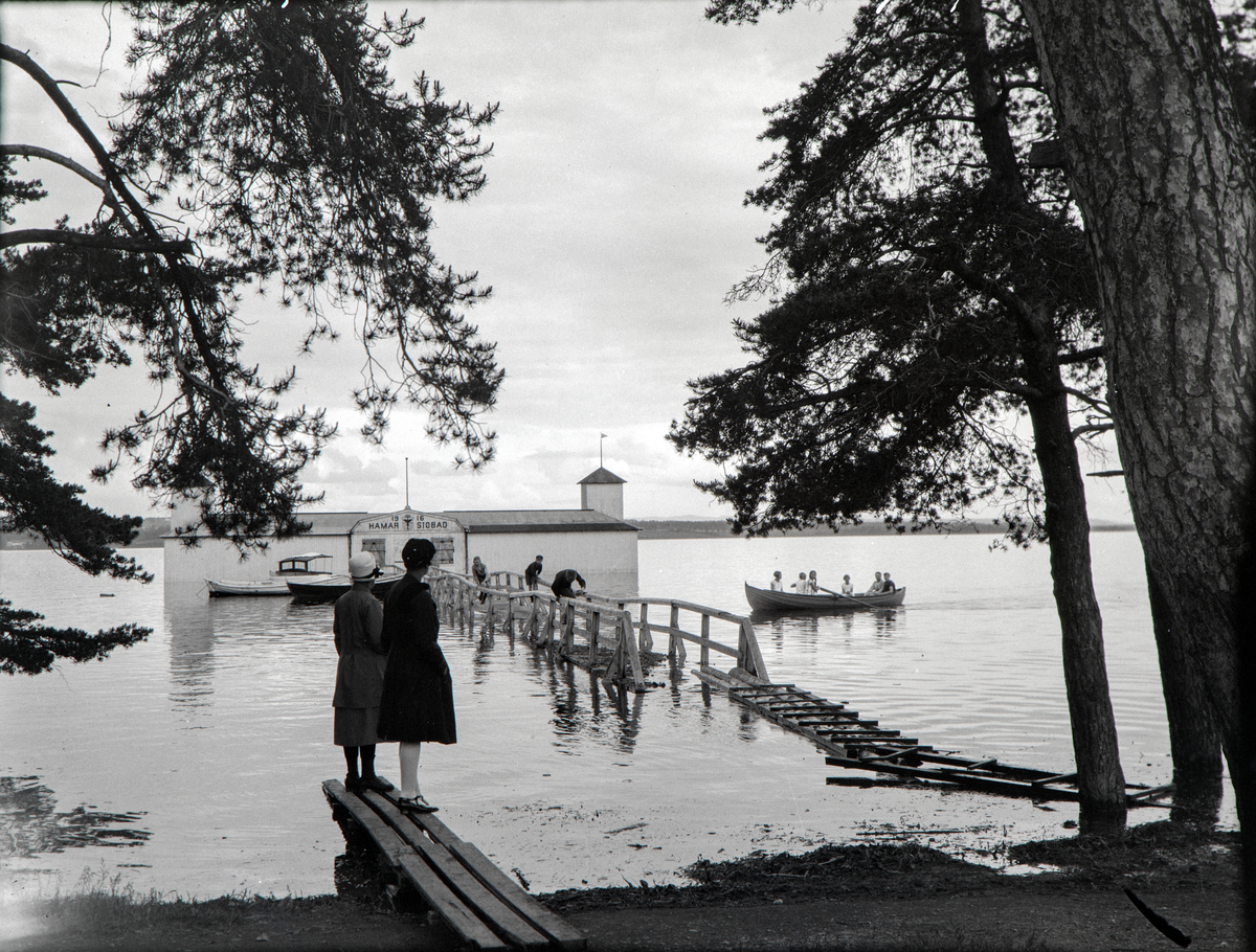 Hamar, Storhamarstranda, Mjøsflommen 1927, Hamar Sjøbad ved Koigen, gangbrua under vann, barn i robåt,