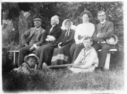 Medlemmer av familien Raabe avbildet i hagen på Evenrud, Kap