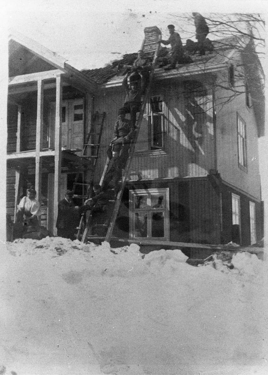 Fra Evenrud, Kapp i Østre Toten, ca. 1910. "Oppistua" får tilbygg på den sida der mjølkebua sto. Tømmermann Ola Løvstad var ansvarrlig for påbygginga.