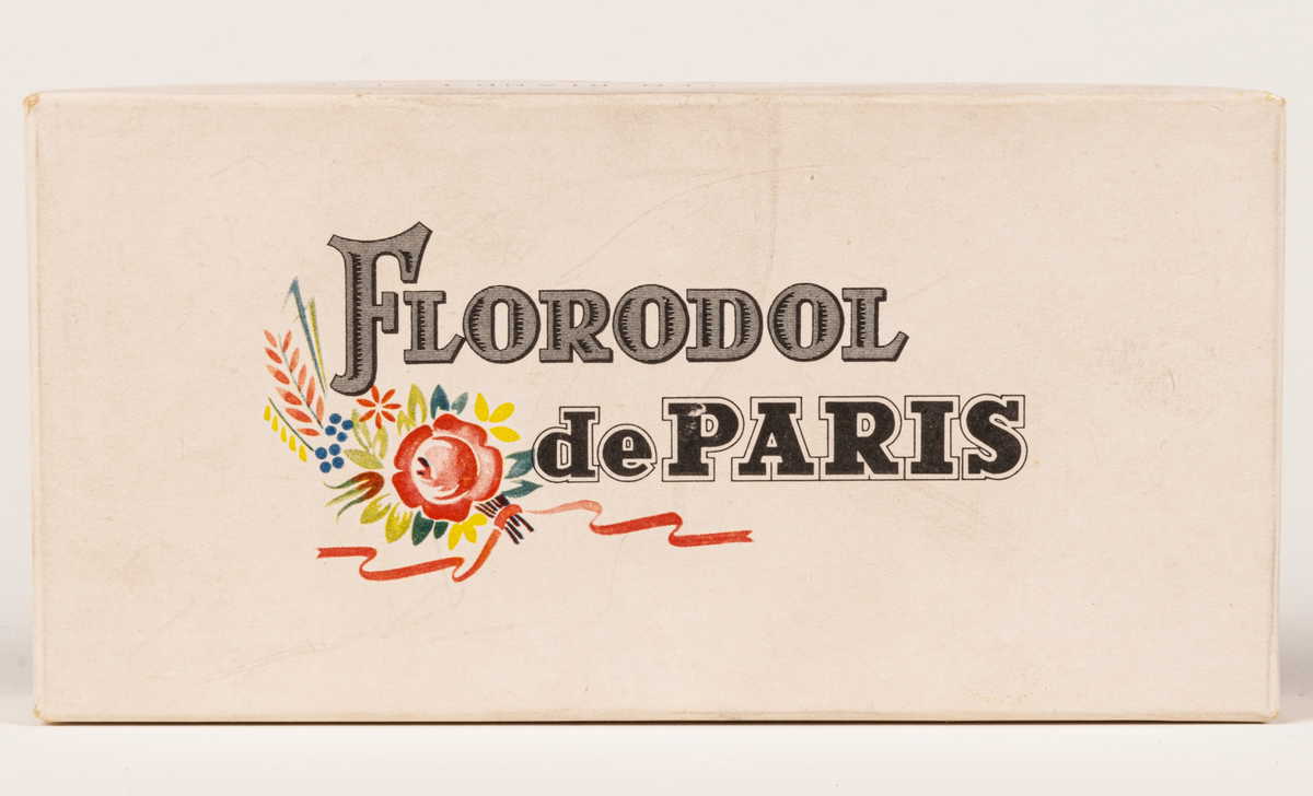 Förpackning av papper, innehållande två tvålar i papper.
Florodol de Paris.