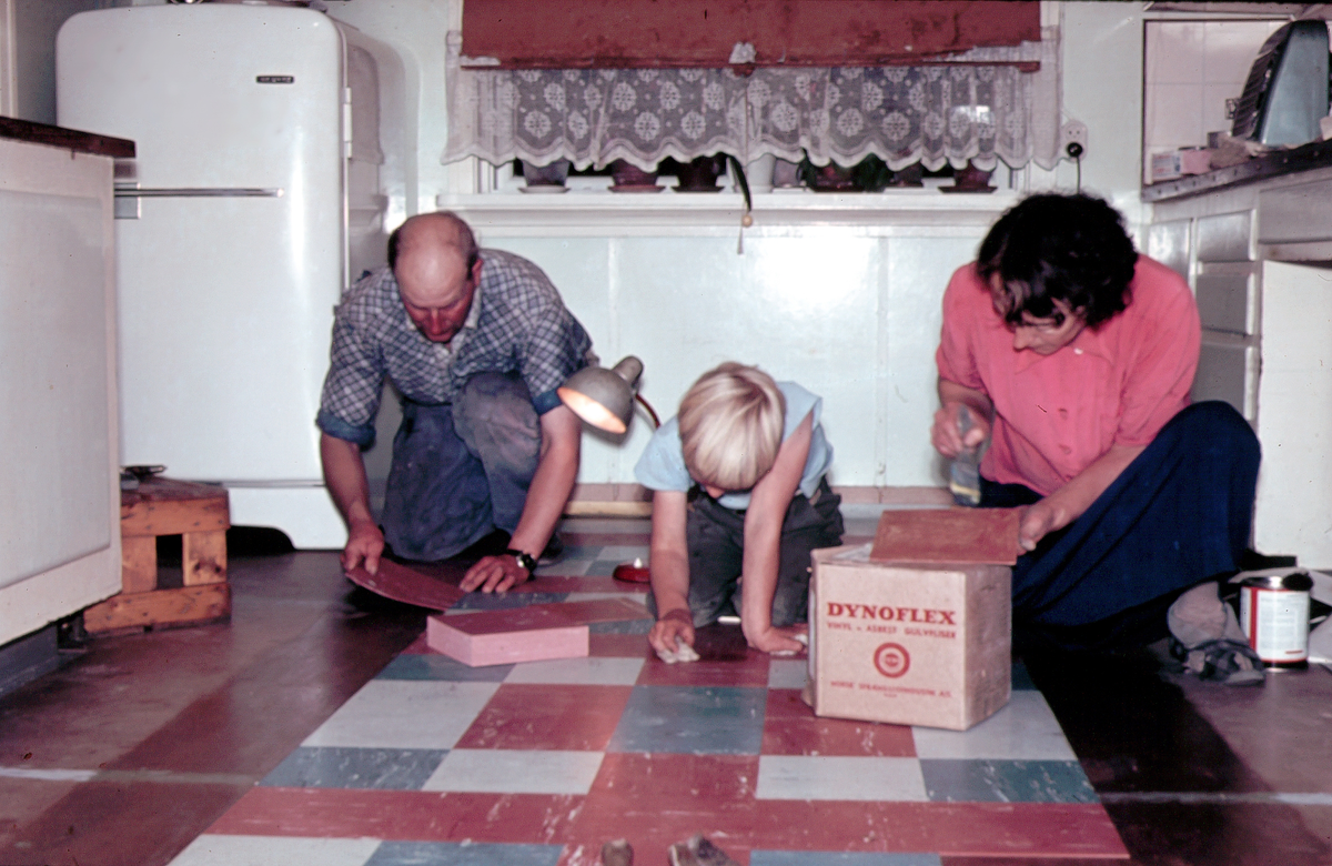 Hele familien er med å legger gulvfliser.  (Rikett)
Kontaktlim var obligatorisk selv i innestengte rom.