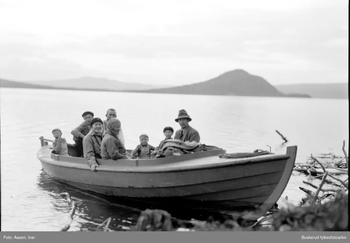På båttur på Pålsbufjorden, evt Tunhovdfjorden. Fire barn med voksne
