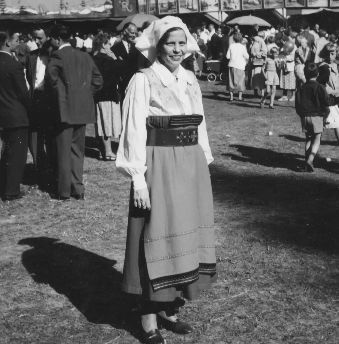 Turinge Marknad 1956. Marknadsbesökare Rut Haglund från Ladvreta i Nykvarn, dagen till ära är uppklädd i folkdräkt