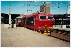 Elektrisk lokomotiv El 16 2208 med persontog til Bergen, tog