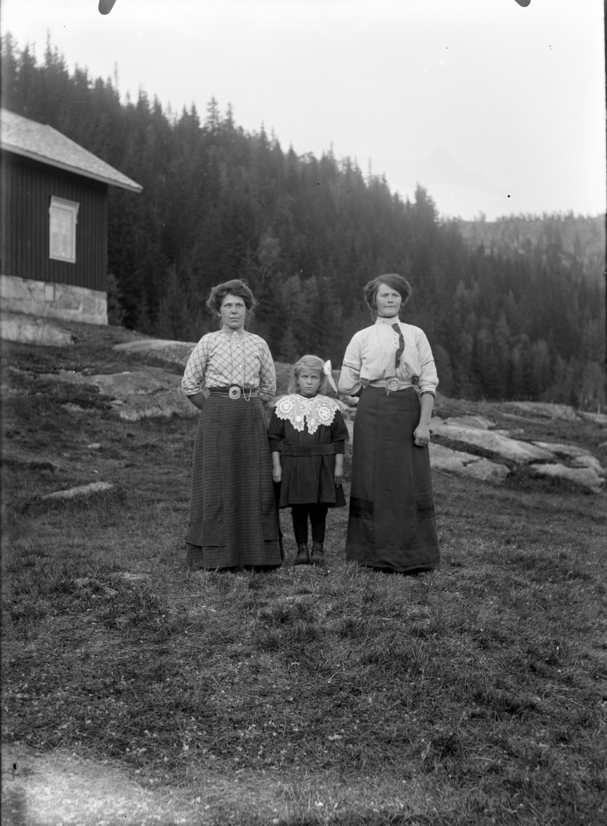 Gruppeportrett av kvinner med barn.

Fotosamling etter fotograf og skogsarbeider Ole Romsdalen (f. 23.02.1893).