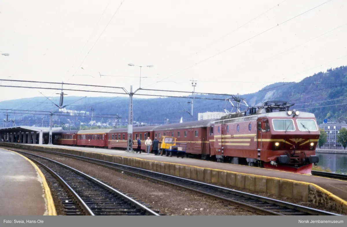 Elektrisk lokomotiv El 16 2210 med dagtoget fra Bergen til Oslo S, tog 602, på Drammen stasjon