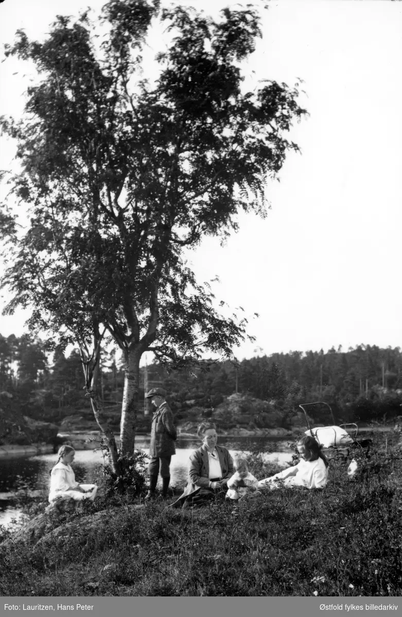 På tur - fotografens familie ca. 1918-19. Hvor? Vansjø? Fra venstre Solveig Elvira, Robert William,, begge Lauritzen, Marie Lagertha Larsen, Dagar og Ingertha begge Lauritzen.