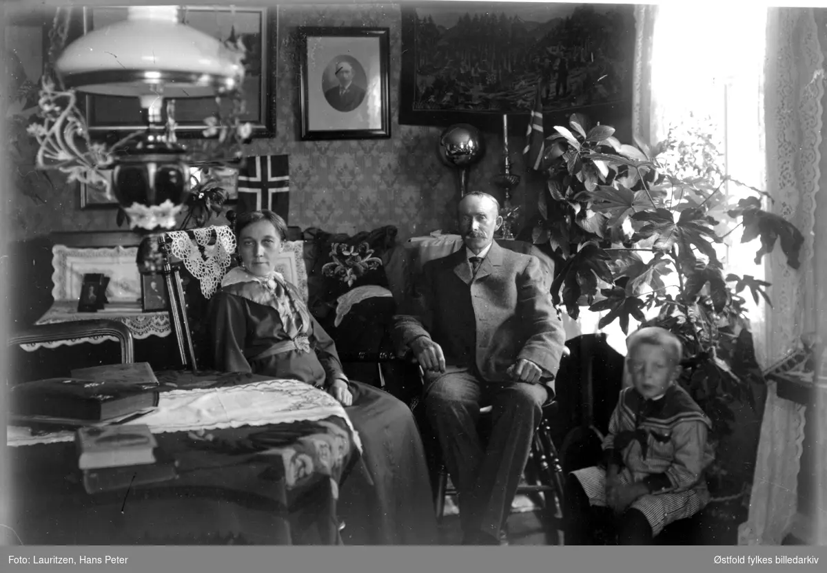 Fotografens bror, Johan Aksel Lauritzen, med familie hjemme i stuen i Hølen.
Emma Alette Hansdatter, Johan Aksel Lauritzen, Erling Lauritzen.