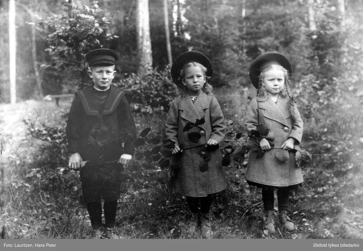 Fotografens egne barn i skogen med en almekvist i hendene, ca 1910-14.  Fra venstre: Robert William, Ingertha og Solveig Elvira Lauritzen