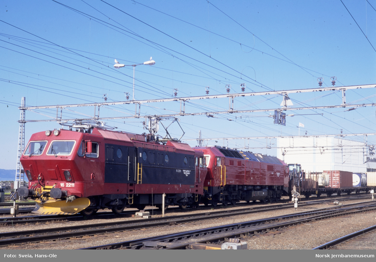 Elektrisk lokomotiv El 16 2211 og diesellokomotiv Di 6 nr. 664 på Trondheim stasjon