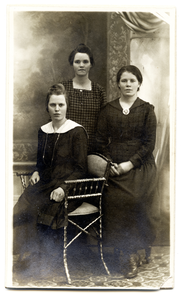 Tre kvinner.
Karen Brenna med søstre.
Bilde er fra fotoalbum GM.036888.