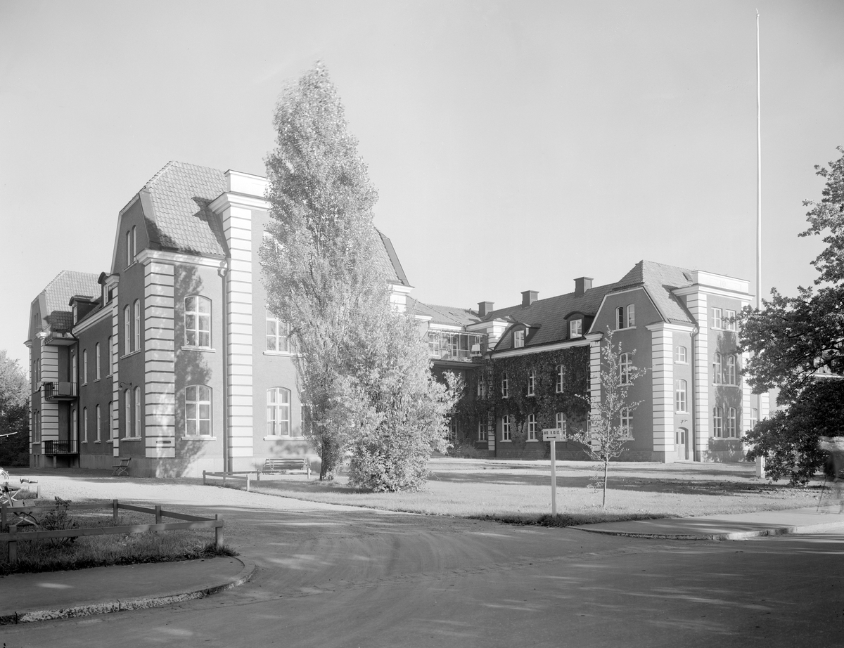 Lasarettets huvudbyggnad i Linköping. Bilden visar det utseende byggnaden erhöll efter den om- och tillbyggnaden av det ursprungliga lasarettet som hade genomförts på 1920-talet. Åren 1928-1960 benämndes anläggningen Linköpings centrallasarett.