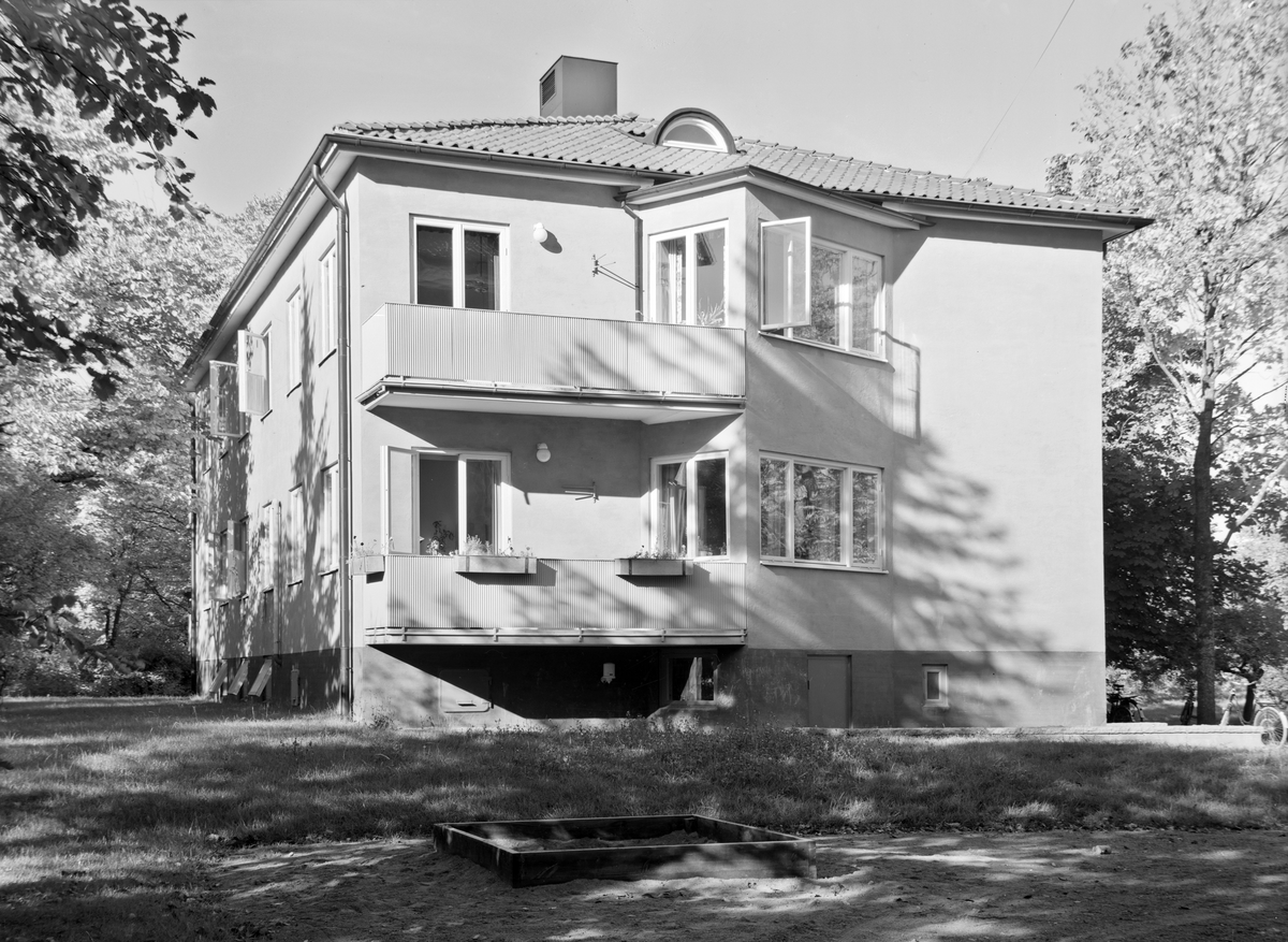 Hus, sannolikt i Linköping, som vi inte lyckats lokalisera. Bilden beställdes av byggmästaren Erik Andersson 1945.