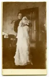 Karin Anderson med barn i dåpskjole (Selma?) 1903.
Bilde er 