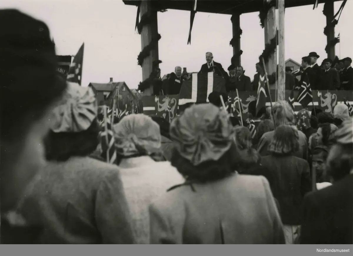 En mann holder tale for en stor folkemengde. Bilde tatt i Bodø under feiring av freden etter okkupasjonen 1945.