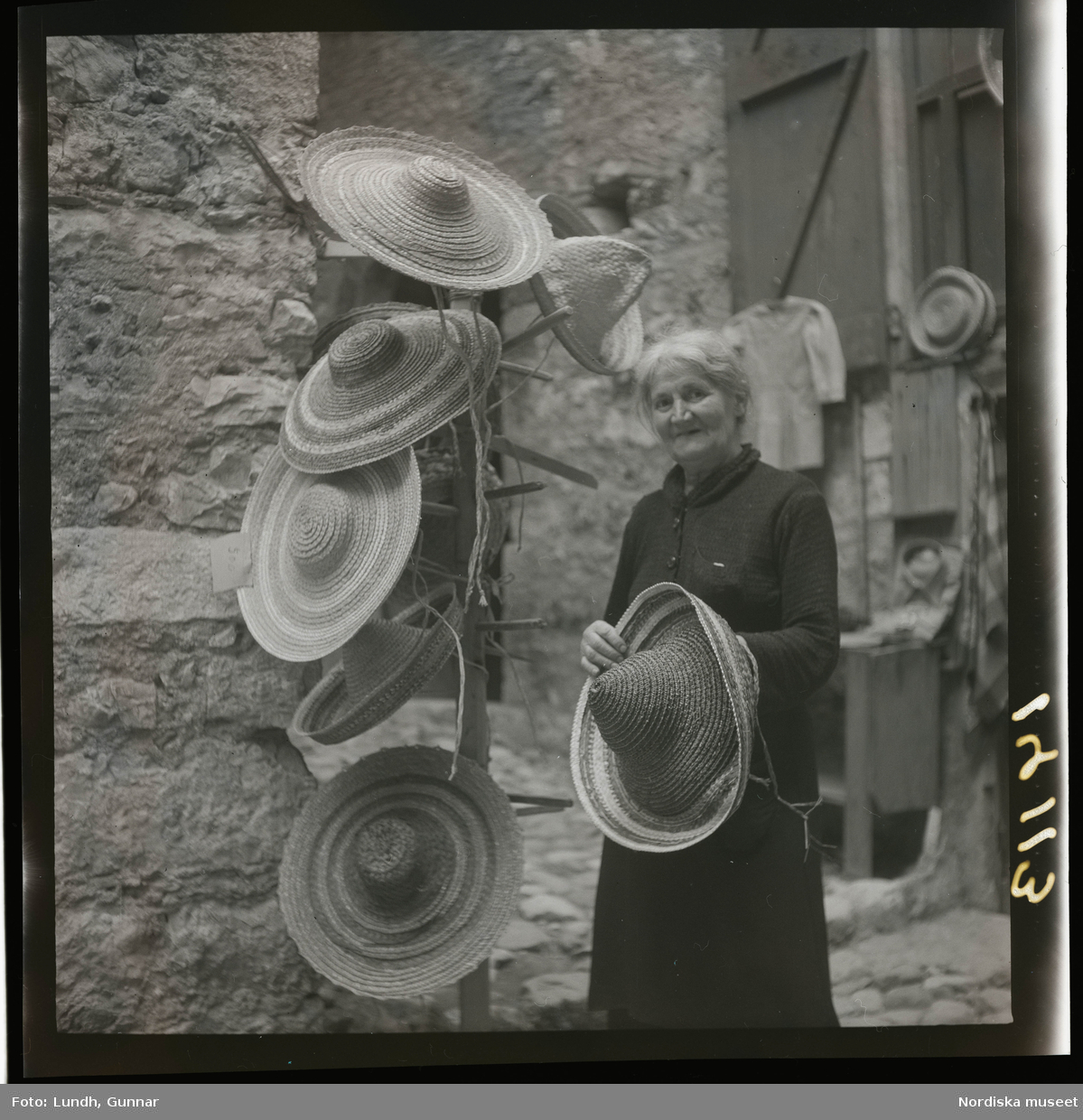 1950. Frankrike. Kvinna med stråhattar