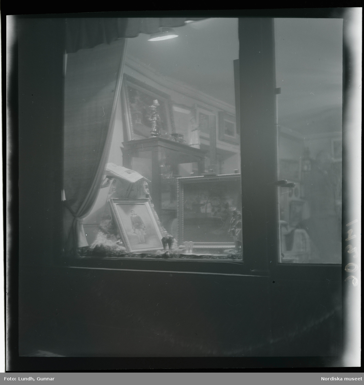 1950. Paris. Skyltfönster kväll.